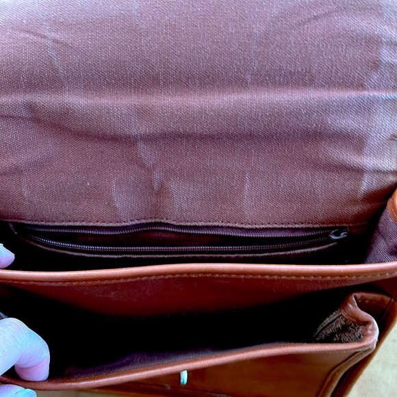 Vintage camel leather crossbody messenger bag with with brass hardware - Picture 7 of 8